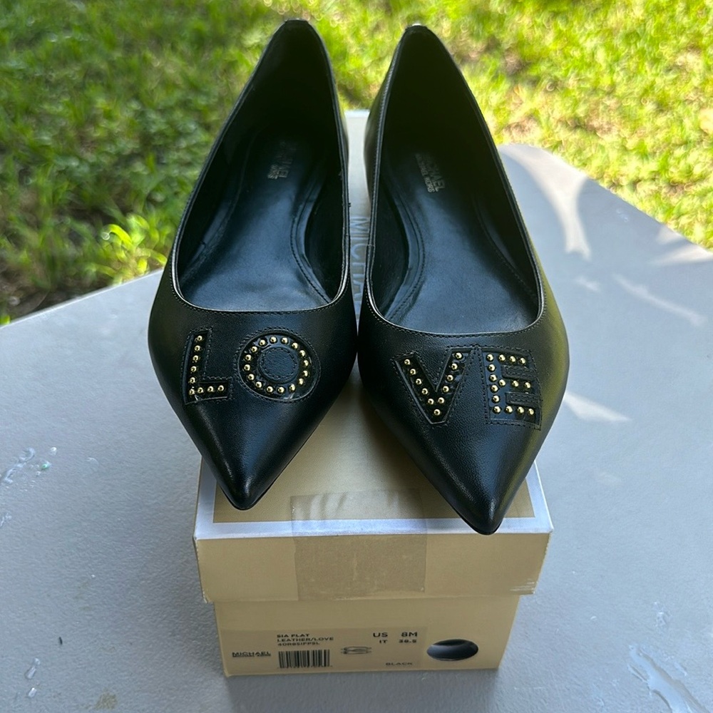 2 beautiful flats Michael kors almost new